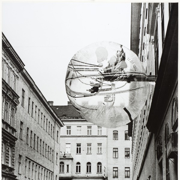 Ballon für 2, skulpturale Installation eines aufblasbaren Raumelements an einer Häuserfassade in Wien